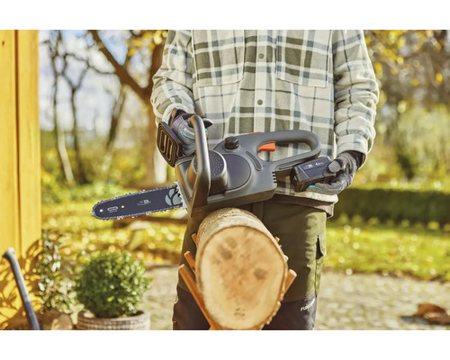 Gardena accukettingzaag met boomstam