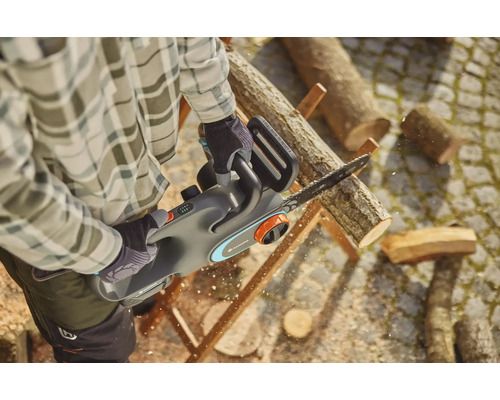 Man zaagt hout met een Gardena accu kettingzaag.