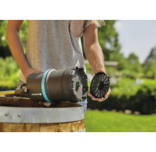 Gardena regentonpomp met filter in voorbereiding voor gebruik in de tuin