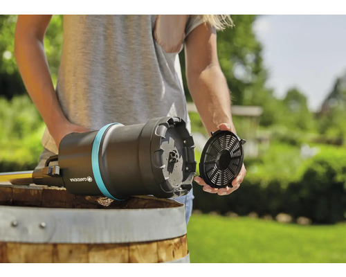 Gardena regentonpomp met filter in voorbereiding voor gebruik in de tuin