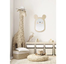 Kinderkamer met groot giraffedier, spiegel met berengezicht en opbergmeubels