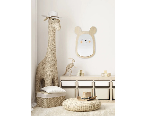 Kinderkamer met groot giraffedier, spiegel met berengezicht en opbergmeubels