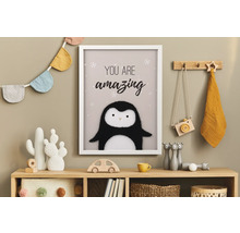 Decoratieve kinderkamer met pinguïnprint, houten plank en speelgoed