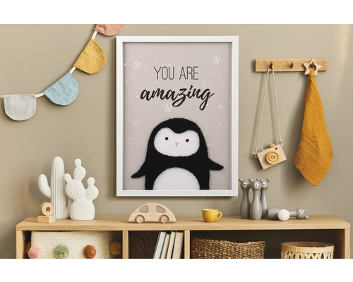 Decoratieve kinderkamer met pinguïnprint, houten plank en speelgoed