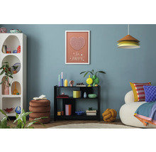 Woonkamer met witte kast, zwarte kast, zitkruk en decoratieve elementen aan de muur