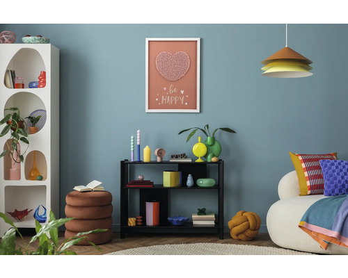 Woonkamer met witte kast, zwarte kast, zitkruk en decoratieve elementen aan de muur