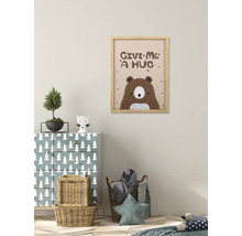 Kinderkamer met commode en een ingelijste afbeelding van een beer met de tekst Give Me a Hug