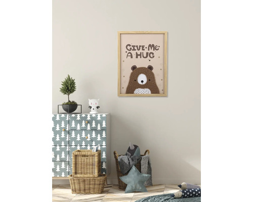 Kinderkamer met commode en een ingelijste afbeelding van een beer met de tekst Give Me a Hug