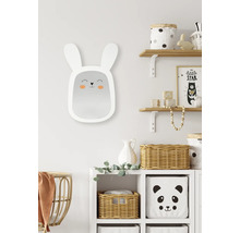 Decoratieve kinderkamer met spiegel in de vorm van een konijn, planken en opbergmanden