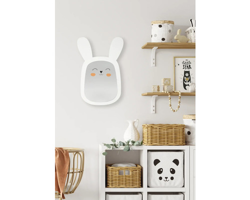 Decoratieve kinderkamer met spiegel in de vorm van een konijn, planken en opbergmanden