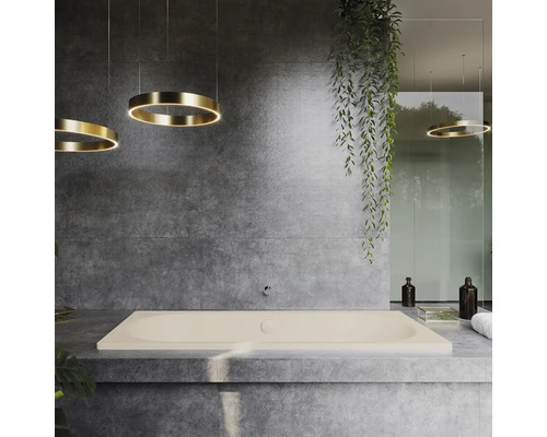 Badkamer met rechthoekig bad, grijze tegels en ringvormige hanglampen.