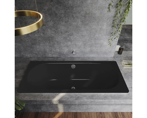 Zwarte badkuip in een badkamer met grijze muren en decoratieve verlichting