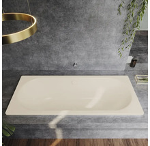 Beige ligbad in badkamer met grijze tegels