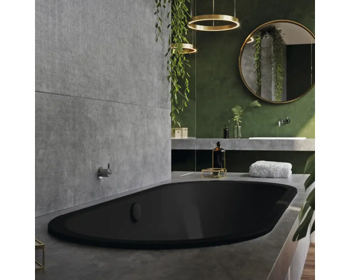 Moderne badkamer met vrijstaand bad, wastafel en spiegel