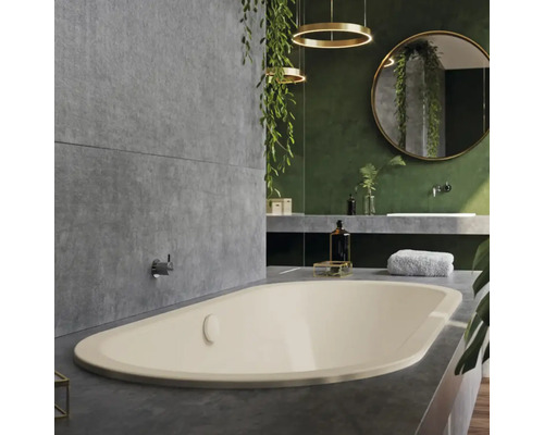 Moderne badkamer met vrijstaand bad, wastafel en spiegel.