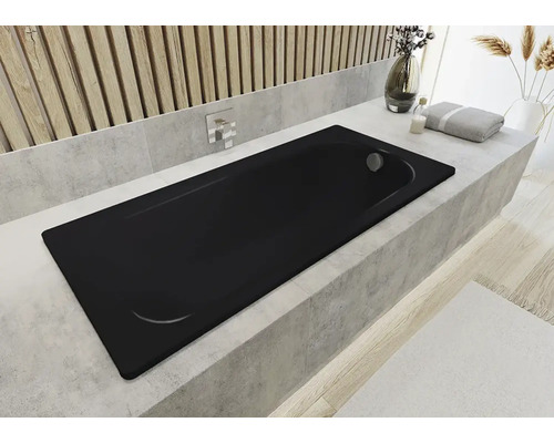 Zwart bad in een lichte badkamer