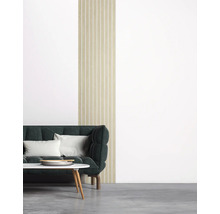 Woonkamer met bank, tafel en wandpanelen