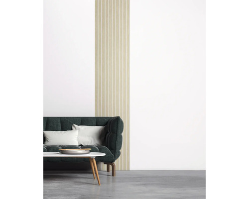 Woonkamer met bank, tafel en wandpanelen