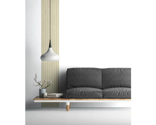 Woonkamer met grijze bank, lamp en decoratie