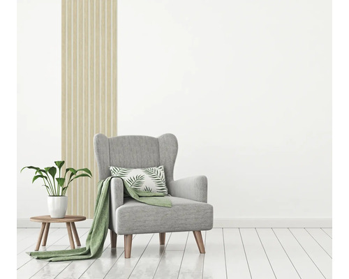 Gezellige leeshoek met fauteuil, bijzettafel en kamerplant