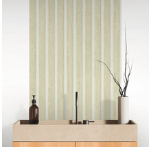 Badkamer met wastafel, kraan en wandpanelen