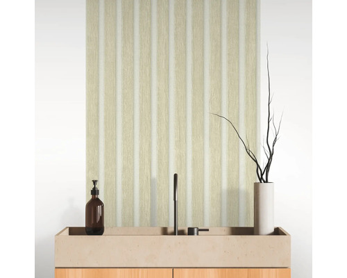Badkamer met wastafel, kraan en wandpanelen