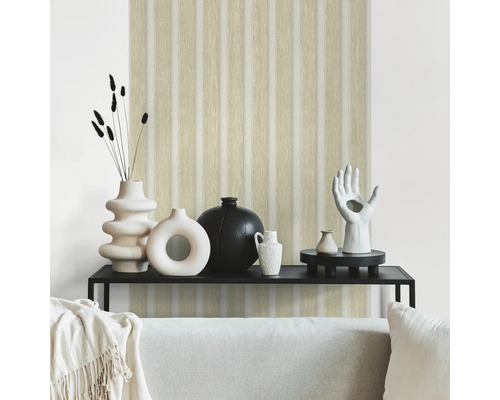 Woonkamer met decoratieve wandpanelen, planken en decoratieve elementen.