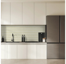 Moderne keuken met witte kasten, spoelbak, horizontaal patroon tegels en koelkast