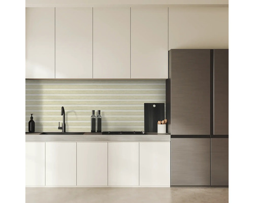 Moderne keuken met witte kasten, spoelbak, horizontaal patroon tegels en koelkast