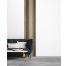 Woonkamer met bank, tafel en houten paneel aan de muur