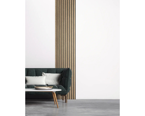 Woonkamer met bank, tafel en houten paneel aan de muur