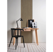 Inrichting van een werkplek met bureau, stoel, lamp en wandpanelen