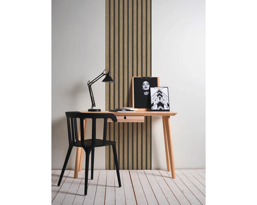 Inrichting van een werkplek met bureau, stoel, lamp en wandpanelen