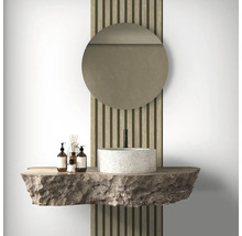 Modern badkamerinterieur met ronde spiegel, opzetwastafel van beton en natuurstenen plank