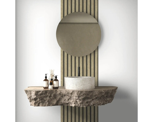 Modern badkamerinterieur met ronde spiegel, opzetwastafel van beton en natuurstenen plank
