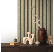 Decoratieve houten panelen aan een wand met accessoires op een dressoir