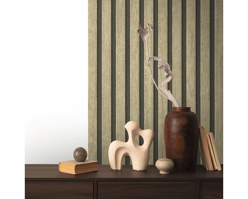 Decoratieve houten panelen aan een wand met accessoires op een dressoir