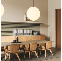 Interieur met eettafel, houten stoelen, hanglamp en decoratie
