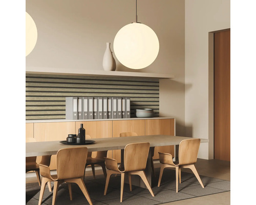 Interieur met eettafel, houten stoelen, hanglamp en decoratie