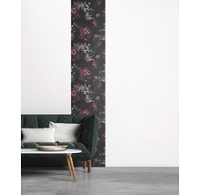 Woonkamer met donker bloemenbehang, bank en tafel