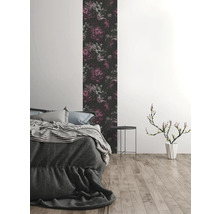 Slaapkamer met bloemenbehang, bed en tafel