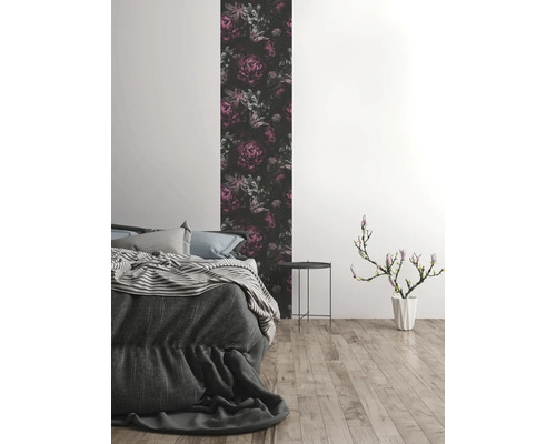 Slaapkamer met bloemenbehang, bed en tafel