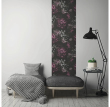 Kamerweergave met bloemenbehang, bank, lamp en decoratie