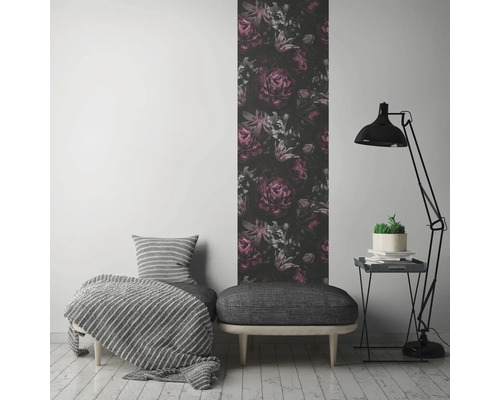 Kamerweergave met bloemenbehang, bank, lamp en decoratie
