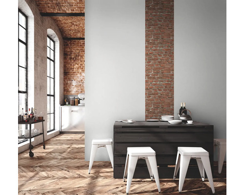 Lichte, ruime keuken met bakstenen muur en houten vloer