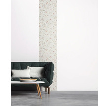 Woonkamer met bloemenbehang en bank