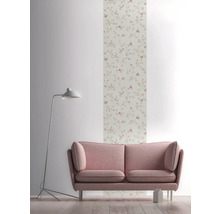 Decoratieve woonkamer met behang, bank en staande lamp