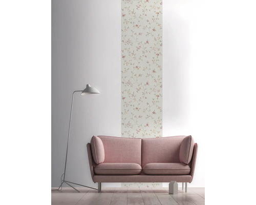 Decoratieve woonkamer met behang, bank en staande lamp