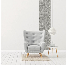 Leeshoek met fauteuil, bijzettafel en bloemenbehang