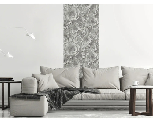 Woonkamer met bloemenbehang, bank en bijzettafels